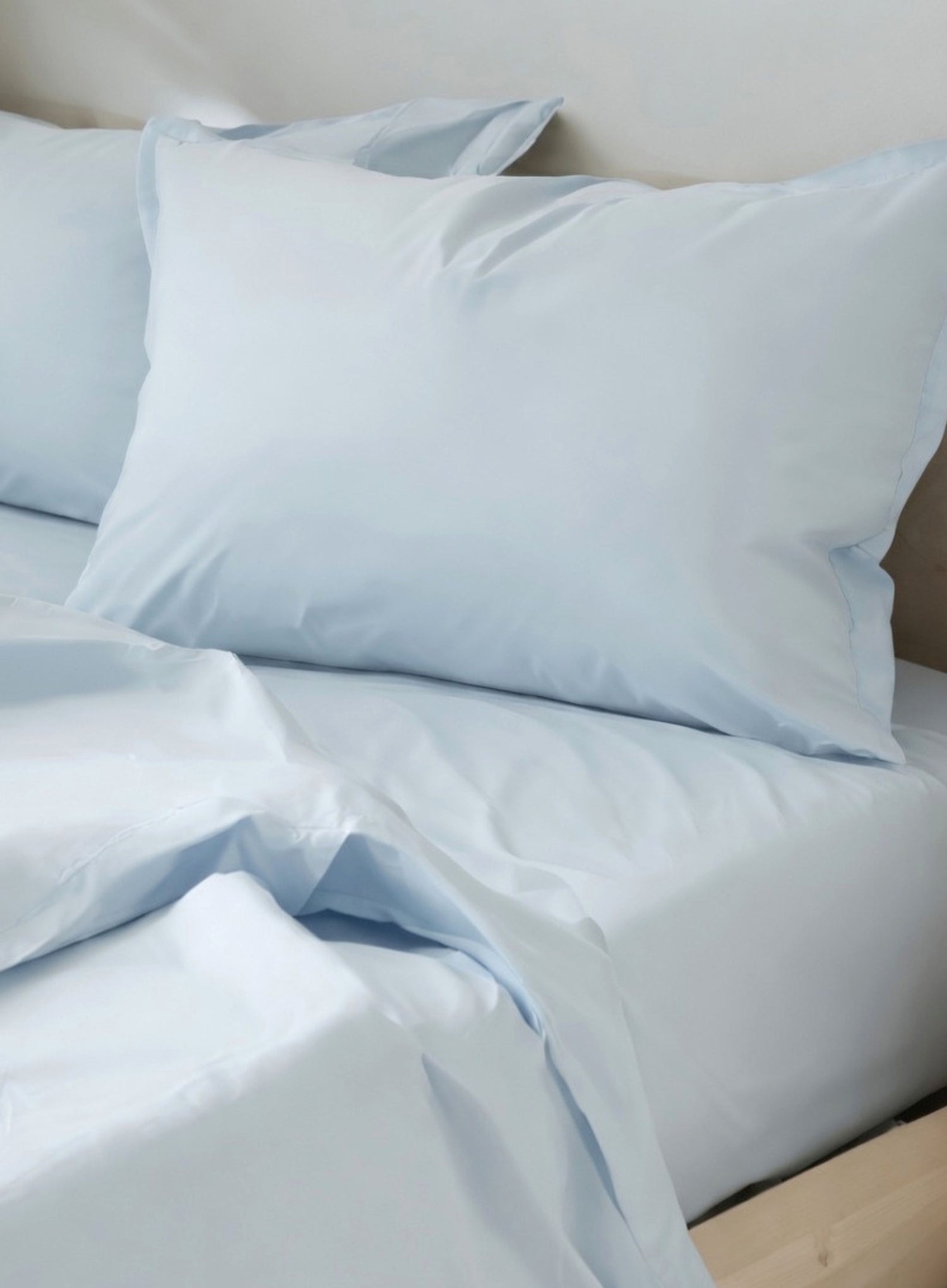 House of March Hydrangea Light blue bedding set with pillows on a bed. Organic GOTS certified cotton
